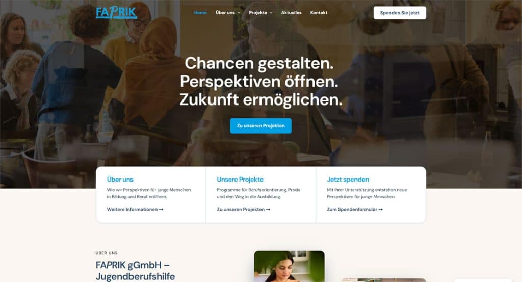 Startseite der FAPRIK gGmbH: Eine Gruppe junger Menschen und Betreuer blickt hoffnungsvoll in die Zukunft, mit dem Slogan "Chancen gestalten. Perspektiven öffnen. Zukunft ermöglichen." im Vordergrund.