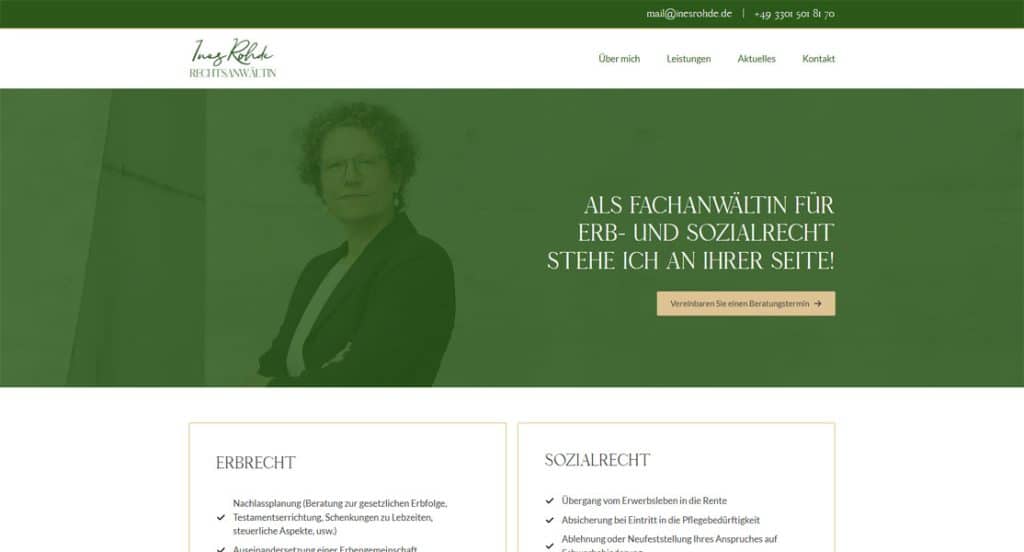 Eine Frau mit lockigen Haaren und Brille, die eine dunkle Jacke trägt, steht im Vordergrund eines Bildes mit einem grünen Farbverlauf. Der Text "ALS FACHANWÄLTIN FÜR ERB- UND SOZIALRECHT STEHE ICH AN IHRER SEITE!" ist auf dem Bild zu sehen.