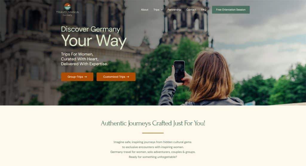 Frau mit Smartphone fotografiert Berliner Dom, mit Schriftzug „Discover Germany Your Way“ und Reiseangeboten für Frauen auf Deutsch.